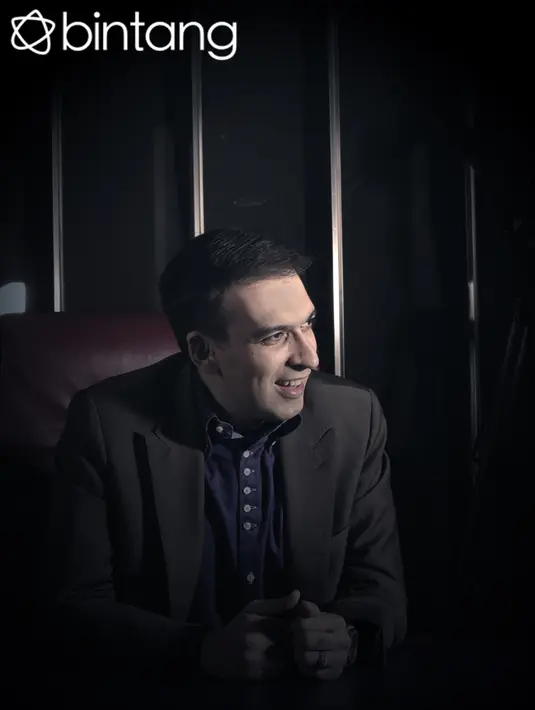 “Film is passion. Dedikasi, bagian dari diri saya. Nggak sekedar bisnis only. For me its a legacy. Harus membuat sesuatu lagi tapi membuat yang berbeda.” Ungkap Manoj saat ditemui di kantornya (16/9/2015). (Andy Masela/Bintang.com)