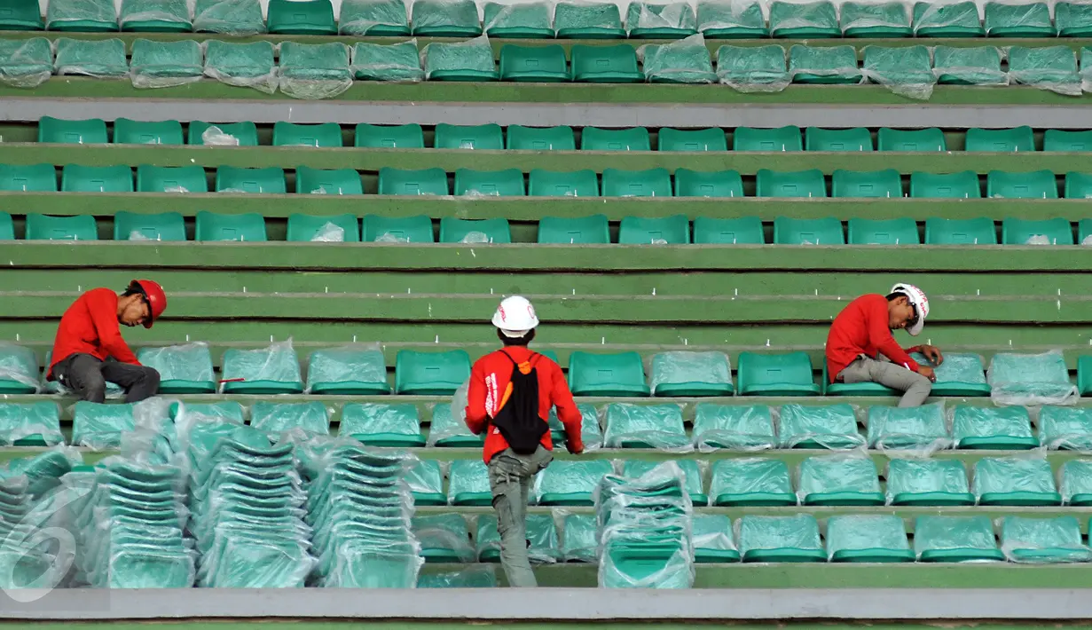 Pekerja menyelesaikan pemasangan bangku penonton Stadion Patriot Bekasi, Selasa (25/8/2015). Total dana proyek Stadion Patriot mencapai Rp 460 miliar, bersumber dari APBD Kota Bekasi ditambah bantuan Provinsi Jawa Barat. (Liputan6.com/Helmi Fithriansyah)