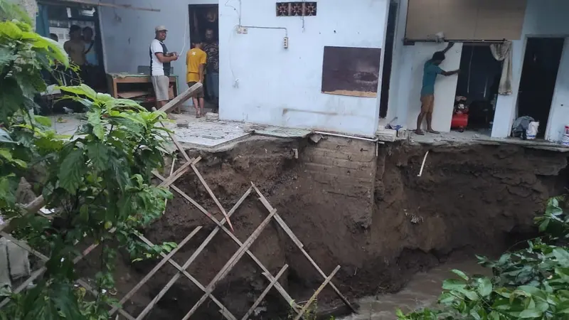 Sebagian bangunan rumah milik Suyati (51)  warga Desa Tamanagung Banyuwangi ambruk akibat tergerus air. (Istimewa)