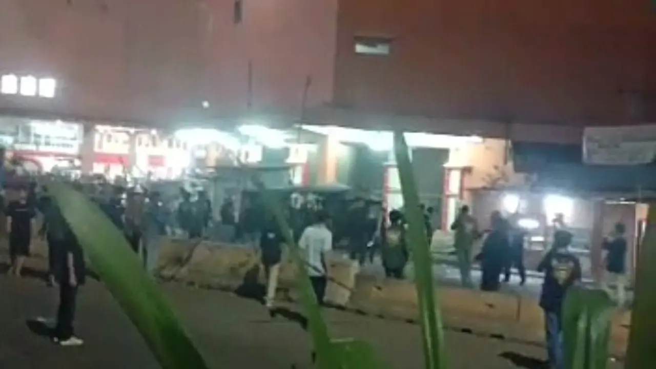 Dua kelompok ormas terlibat bentrok di Jalan RE Martadinata, Sentra Grosir Cikarang, Cikarang Utara, Kabupaten Bekasi, Rabu   (13/7/2022) (Istimewa)