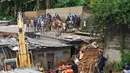Warga melihat tempat di mana tim penyelamat mencari korban setelah rumah runtuh setelah hujan lebat di distrik Attecoube di Abidja, Pantai Gading (16/6/2022). Warga melihat tempat di mana tim penyelamat mencari korban setelah rumah runtuh setelah hujan lebat di distrik Attecoube di Abidja, Pantai Gading (16/6/2022).