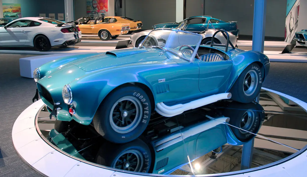 Koleksi mobil klasik Cobra Ford Shelby 427 SC 1965 dipajang di Newport Car Museum di Portsmouth (13/6). Mobil ini hanya dibuat 31 unit dan dijual dengan harga 3 juta dollar. (AP Photo / Michelle R. Smith)