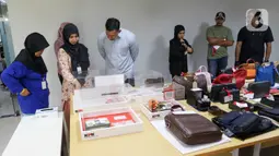Suasana pelaksanaan Aanwijzing Barang Lelang Hasil Rampasan Komisi Pemberantasan Korupsi (KPK) dari berbagai barang bukti hasil korupsi di Gudang Rampasan KPK, Jakarta, Kamis (27/2/2025). (Liputan6.com/Herman Zakharia)
