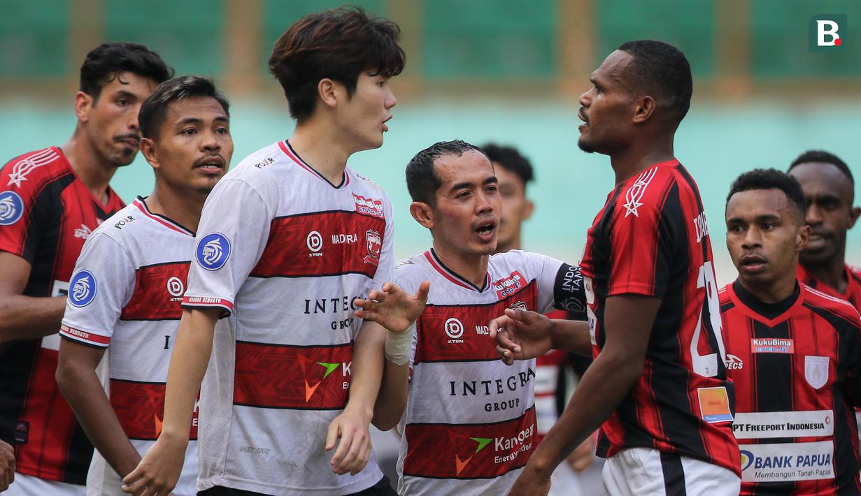 Persipura berhasil memaksakan hasil imbang 2-2 melawan Madura United dalam laga pekan ke-6 BRI Liga 1 2021/2022 di Stadion Wibawa Mukti, Cikarang, Minggu (3/10/2021). Hasil ini belum mampu mengangkat Tim Mutiara Hitam dari peringkat dua terbawah klasemen sementara. (Bola.com/Bagaskara Lazuardi)