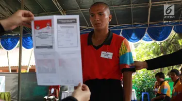 Petugas KPPS menunjukkan surat suara kepada penghuni Panti Sosial Bina Laras Harapan Sentosa (PSBLHS) 2 dalam pemilu serentak di Cipayung, Jakarta, Rabu (17/4). Pada Pemilu 2019, total pemilih dengan disabilitas grahita dan mental yang masuk DPT berjumlah 54.295. (Liputan6.com/Immanuel Antonius)