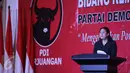 Menko PMK Puan Maharani memberikan paparan dalam Rakor Bidang Kemaritiman TIngkat Nasional PDIP di Jakarta, Minggu (24/4/2016). Rapat ini bertema menggerakkan poros maritim dunia untuk kesejahteraan rakyat. (Liputan6.com/Faizal Fanani)