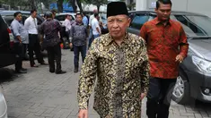Mantan Wapres Hamzah Haz menyambangi Gedung KPK, Jakarta, Kamis (2/4/2015). Mantan Ketum PPP itu menjenguk mantan Bupati Bangkalan Fuad Amin Imron di rutan KPK. (Liputan6.com/Herman Zakharia)