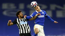 Bek Brighton and Hove Albion, Joel Veltman (kanan) berduel udara dengan striker Newcastle United, Joelinton dalam laga lanjutan Liga Inggris 2020/2021 pekan ke-29 di Falmer Stadium, Brighton, Sabtu (20/3/2021). Brighton menang 3-0 atas Newcastle United. (AP/Clive Rose/Pool)