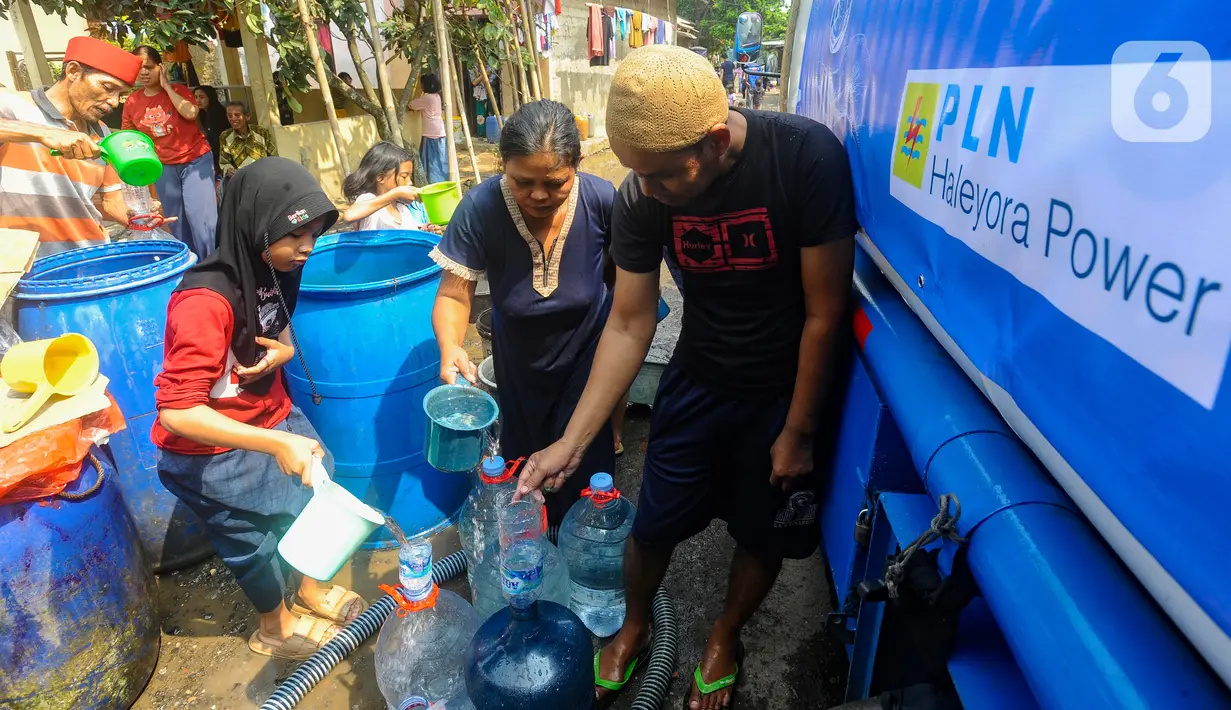 Dalam distribusi tersebut, para relawan memberikan bantuan sebanyak 40 ribu liter air. (merdeka.com/Arie Basuki)