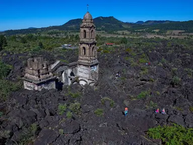 Bangunan gereja yang bernama San Juan Parangaricutiru di Angahuan, Meksiko, 17 Januari 2016. Gereja ini disebut sebagai keajaiban Tuhan karena luput dari sapuan lava gunung berapi pada  20 februari 1943 silam. (AFP PHOTO / Mario Vazquez)