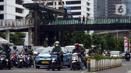 Suasana lalu lintas sekitar proyek Tugu Tenaga Kesehatan di Jembatan Penyeberangan Orang (JPO) Sudirman, Jakarta, Jumat (12/11/2021). Tugu Tenaga Kesehatan dibangun sebagai monumen perjuangan dan pengorbanan tenaga medis dalam menangani COVID-19. (merdeka.com/Imam Buhori)