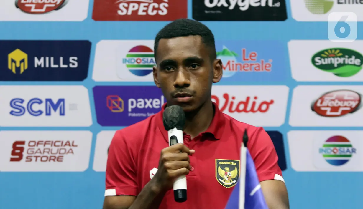 Kapten timnas U-17 Indonesia, Iqbal Gwijangge saat memberi keterangan terkait kesiapannya menghadapi laga Kualifikasi Piala AFC U-17 2023 grup B, Kabupaten Bogor, Jawa Barat, Jumat (30/9/2022). Di babak Kualifikasi Piala AFC U-17 grup B akan digelar di di Stadion Pakansari, Kabupaten Bogor, Jawa Barat pada 1-9 Oktober 2022. (Liputan6.com/Helmi Fithriansyah)