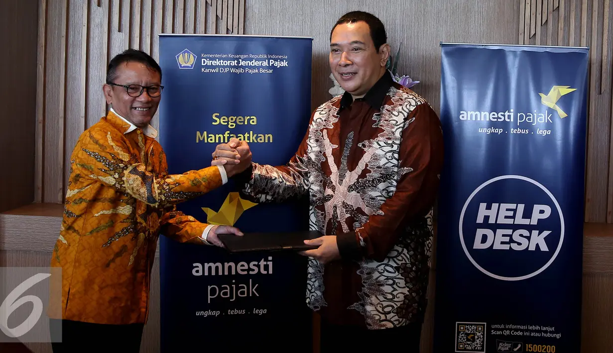 Tommy Soeharto berjabat tangan dengan Direktur Jenderal Pajak Ken Dwijugiasteadi di Kantor Pelayanan Pajak (KPP), Jakarta, Kamis (15/9). Kehadiran Tommy untuk mendaftarkan diri pada program pengampunan pajak (tax amnesty). (Liputan6.com/Johan Tallo)