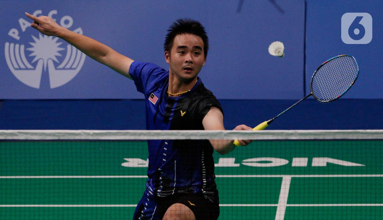 Tunggal putra Malaysia, Soong Joo Ven, mengembalikan kok saat melawan Anthony Ginting pada final beregu SEA Games 2019 di Multinlupa Sport Center, Filipina, Rabu (4/12/2019). Ginting menang 13-21, 21-15, dan 21-18. (Bola.com/M Iqbal Ichsan)
