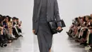 Penggunaan bahan-bahan seperti poplin, gabardine dan drill memberi impresi clean dan kualitas tinggi. [Dok/MaxMara].