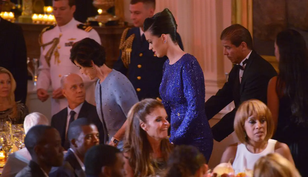 Katy Perry dan ibunya, Mary Perry Hudson (kiri), menghadiri acara makan malam Special Olympics di Gedung Putih, Washington, Kamis (31/7/14). (AFP PHOTO/Mandel NGAN)
