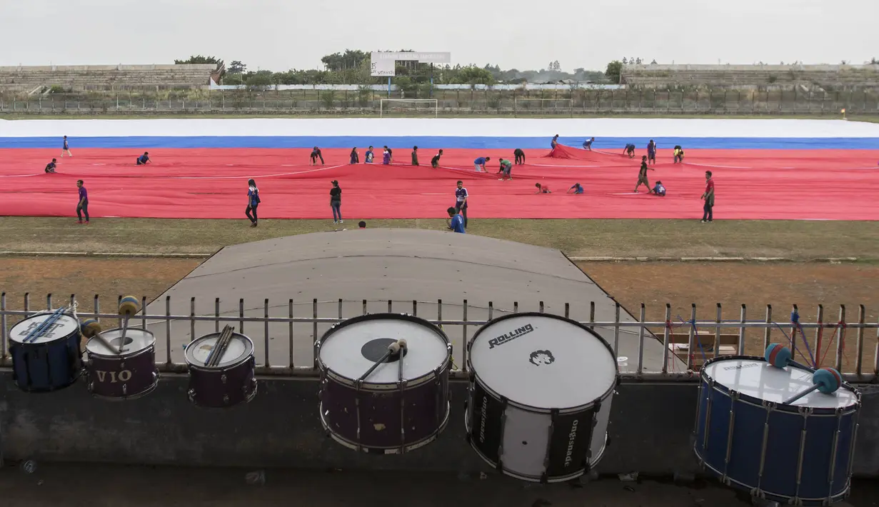 Suasana kemeriahan pementangan bendera merah putih raksasa yang diikuti berbagai elemen suporter. (Bola.com/Vitalis Yogi Trisna)