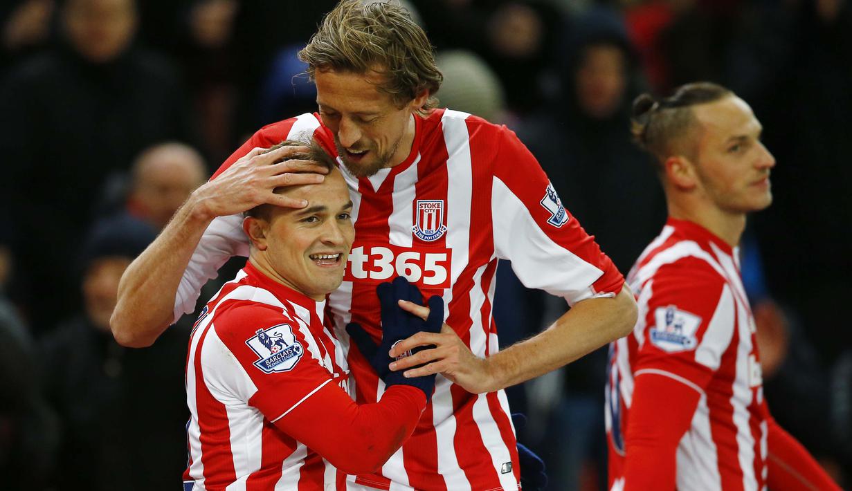 Pemain Stoke City, Xherdan Shaqiri (kiri) merayakan golnya ke gawang Newcastle United pada lanjutan Liga Inggris di Stadion Britannia, Kamis (3/3/2016). (Reuters / Darren Staples)