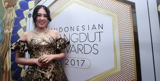 Penyanyi dangdut asal Sidoarjo Via Vallen berhasil menyabet gelar Penyanyi Dangdut Wanita Terpopuler dalam ajang Indonesian Dangdut Awards 2017. Ia berhasil mengalahkan para penyanyi yang lebih dulu populer di jalur dangdut. (Deki Prayoga/Bintang.com)