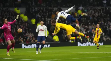 Pemain Tottenham Hotspur Lucas Moura (27) mencetak gol ke gawang Crystal Palace pada pertandingan sepak bola Liga Inggris di White Hart Lane, London, Inggris, Minggu (26/12/2021). Tottenham Hotspur menang 3-0. (AP Photo/Alastair Grant)