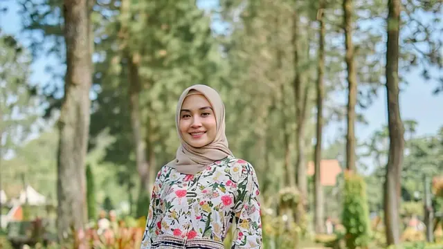 Gamis A-Line untuk Wanita Kurus dengan Motif Kecil Bertumpuk untuk Membuat Tubuh Tampak Seimbang/Nurul Diva Kautsar via Meta AI