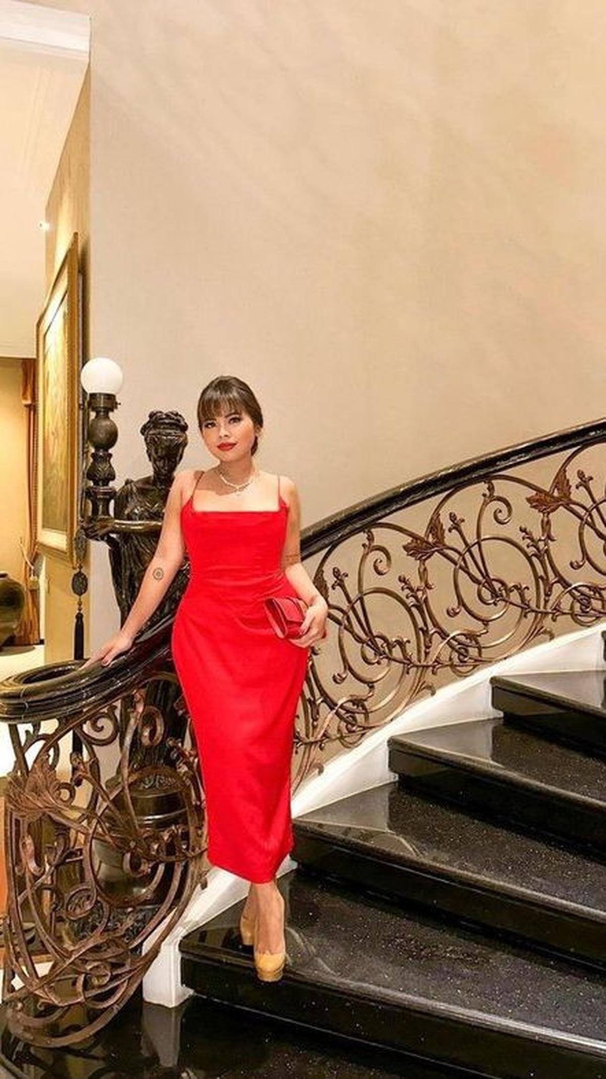 Meski begitu, sudut-sudut rumahnya dapat dilihat melalui akun media sosial Instagram sang putri, Felicia Hutapea. Felicia tampak berpose di tangga yang terbuat dari marmer dan ukiran mewah.