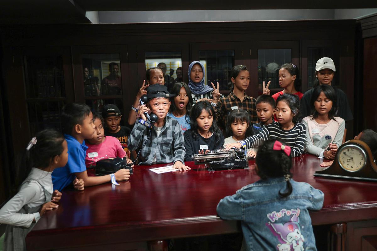 Anak Pekerja Sampah Belajar Sejarah di Kota Tua