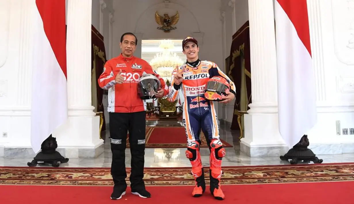 Presiden Joko Widodo berfoto dengan pembalap Repsol Honda, Marc Marquez, di Istana Merdeka, Jakarta, Rabu (16/3/2022). Para pembalap datang dengan memakai setelah baju khusus balap motor yang akan dipakai dalam Grand Prix Indonesia di Mandalika. (Lukas - Biro Pers/Setpres)