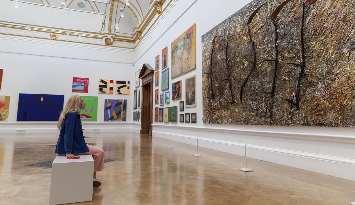 Staf mengamati karya seni dalam pratinjau Pameran Musim Panas di Royal Academy of Arts, London, Inggris, 28 September 2020. Diadakan setiap tahun sejak 1769, Pameran Musim Panas Royal Academy of Arts untuk pertama kalinya akan berlangsung pada musim gugur akibat pandemi COVID-19. (Xinhua/Han Yan)