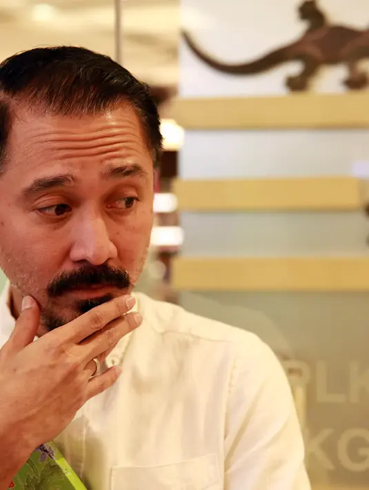 Aktor yang kini menjadi Ketua Panita Festival Film Indonesia 2016 berharap para artis yang terlibat dalam politik itu bisa menjalankan dengan sepenuh hati. (Deki Prayoga/Bintang.com)