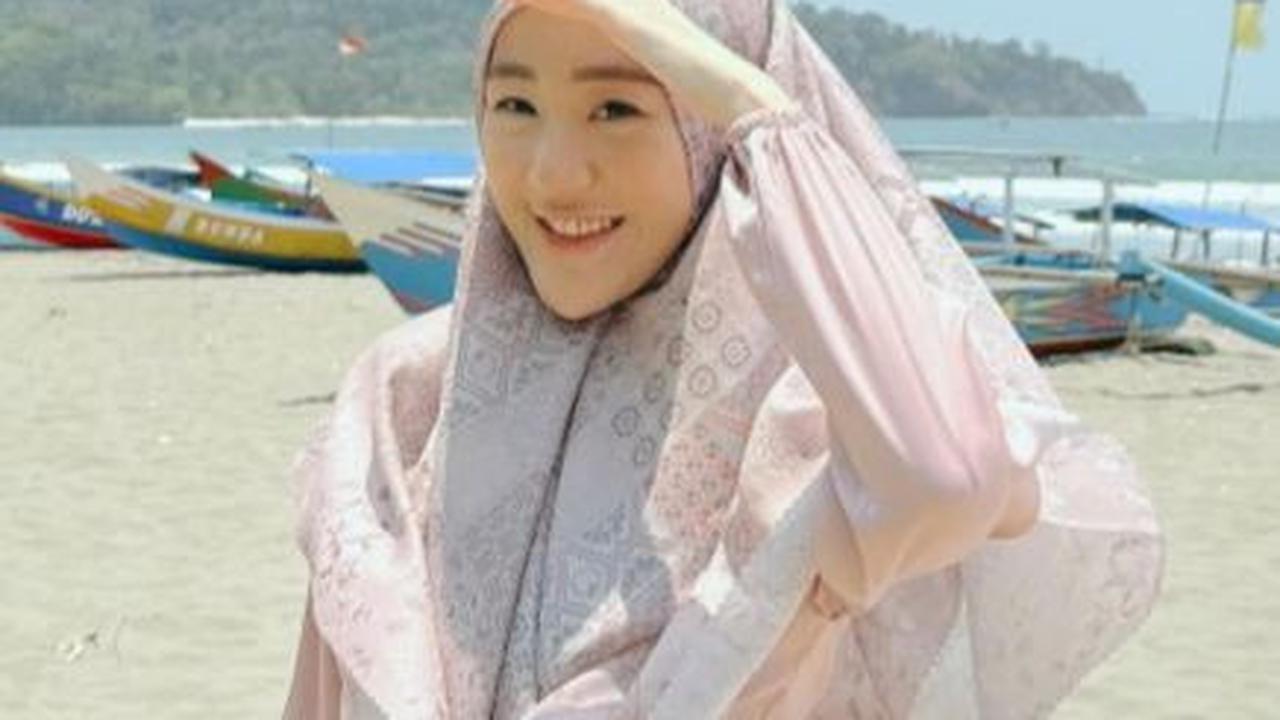 Larissa Chou Pergi ke Pantai dengan Memakai Gamis Syar'i