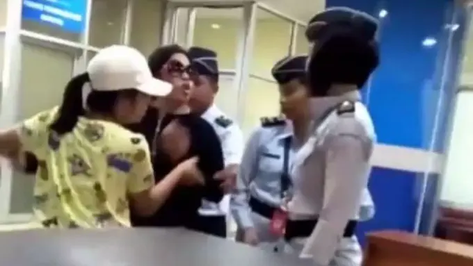 [Bintang] Mengaku Istri Pejabat, Wanita Ini Tampar Petugas Bandara