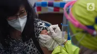 Petugas medis menyuntikan vaksin Covid-19 ke dokter di Puskesmas Cengkareng, Jakarta Barat, Selasa (9/2/2021). Kementerian Kesehatan memulai vaksinasi Sinovac untuk tenaga kesehatan di atas 60 tahun setelah BPOM mengeluarkan izin penggunaan vaksin untuk lansia. (Liputan6.com/Fery Pradolo)
