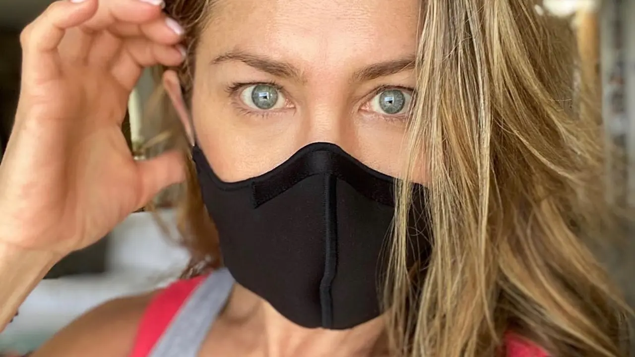 Jennifer Aniston mengenakan masker. (Instagram/ jenniferaniston)