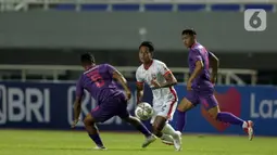 Pemain Borneo FC, Hendro Siswanto (tengah) berusaha melewati pemain Persik Kediri, Doe Sackie Teah (kiri) dalam pertandingan BRI Liga 1 2021/2022 di Stadion Pakansari, Bogor, Jumat (10/9/2021). Persik Kediri menang tipis atas Borneo FC 1-0. (Bola.com/Ikhwan Yanuar)