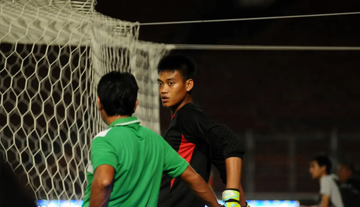 Penjaga gawang Arema Cronus, Kurnia Meiga, berbincang dengan salah satu staff pelatih di sela-sela latihan di Stadion GBK Jakarta, (5/8/2014). (Liputan6/Helmi Fithriansyah)