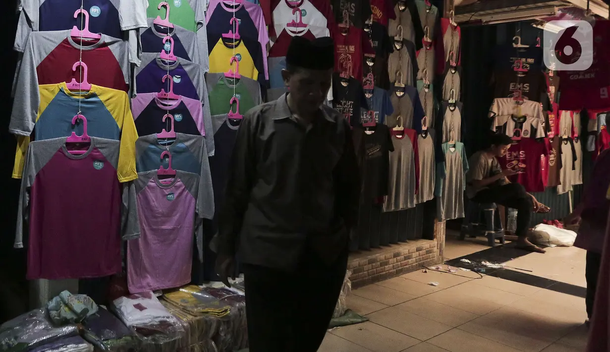 Seorang pria berjalan dekat deretan pakaian yang dijual di Pasar Cipulir, Jakarta, Senin (6/4/2020). Para pedagang nekat berjualan di tengah pandemi virus corona COVID-19 demi mencukupi kebutuhan hidup keluarganya. (Liputan6.com/Johan Tallo)