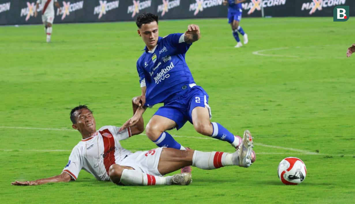 Persib menghajar Persis dengan dua gol tanpa balas dalam pekan kesepuluh BRI Super League di Stadion Gelora Bandung Lautan Api (GBLA), Bandung, pada Senin (27/10/2025) malam WIB. (Bola.com/Erwin Snaz)