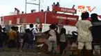 Sebuah kapal tongkang pengisi bahan bakar bunker terdampar di perairan Muara Tengkurak, Serang, Banten. Kapal terdampar sejak sepekan silam karena dihantam gelombang tinggi.