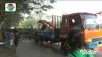 Sebuah mobil minibus hancur tak berbentuk setelah terlibat kecelakaan di jalur Pantura Kabupaten Tuban, Jawa Timur. Diduga pengemudi minibus mengantuk hingga keluar jalur, dan menabark sebuah truk dari arah lain.