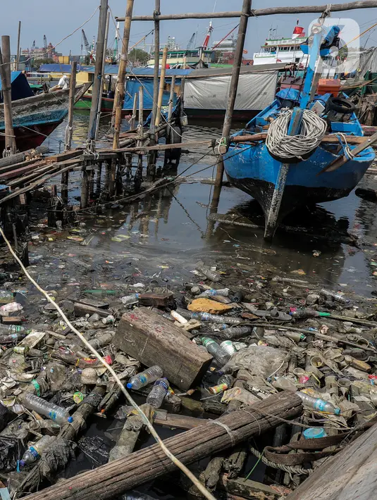 Tumpukan sampah mengambang di pinggir laut kawasan Kampung Nelayan, Penjaringan, Jakarta Utara, Minggu (20/9/2020). Setiap harinya, Jakarta memproduksi sekitar 7.000 ton sampah. Sekitar 1.900 hingga 2.000 ton merupakan sampah plastik. (Liputan6.com/Johan Tallo)