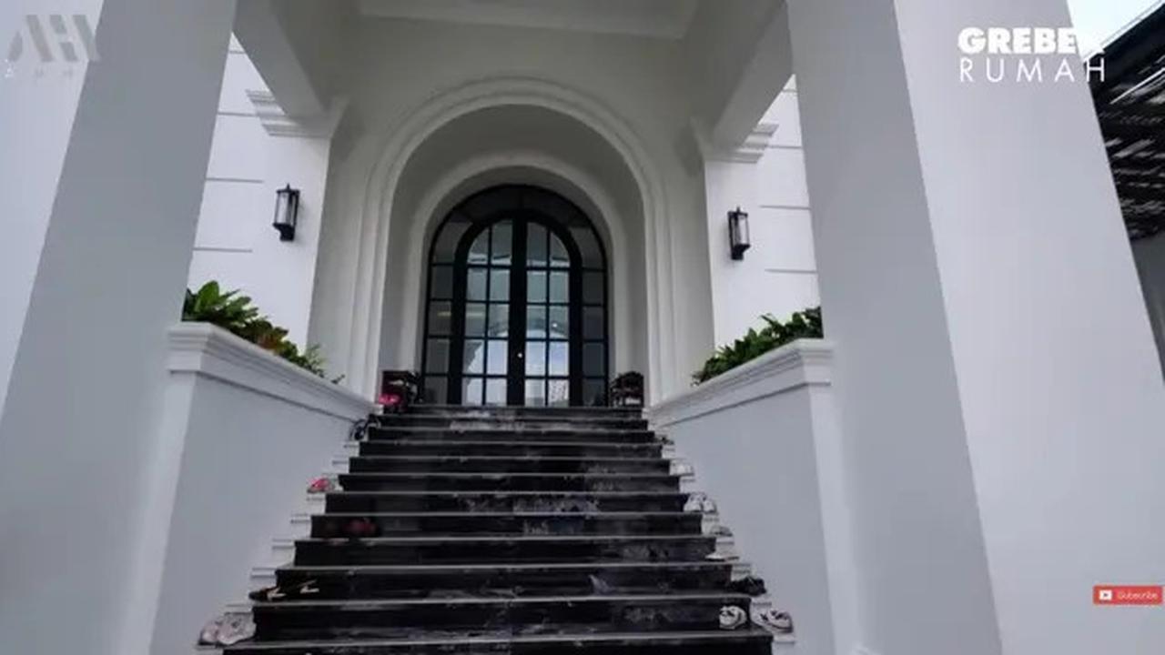 5 Potret Fasad Depan Rumah Sarwendah, Bentuknya seperti Istana Eropa