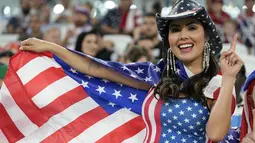 Seorang fans wanita Amerika Serikat bersorak menjelang pertandingan  grup B Piala Dunia antara Iran melawan Amerika Serikat di Stadion Al Thumama di Doha, Qatar, Selasa, 29 November 2022. (AP Photo/Ebrahim Noroozi)