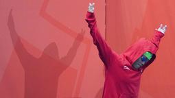 Aksi Aris perenang Indonesia yang berhasil meraih medali perak di nomor 100 meter gaya dada klasifikasi SB7 pada Asian Para Games 2018, Gelora Bung Karno Jakarta, Senin (8/10/2018).  (Bola.com/Peksi Cahyo)