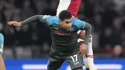 Bek Napoli Mathias Olivera berebut bola dengan penyerang Ajax Amsterdam Steven Berghuis pada matchday ketiga Grup A Liga Champions 2022/2023 di Johan Cruijff ArenA, Rabu (5.10.2022) dini hari WIB. Napoli cukur tuan rumah Ajax Amsterdam 6-1 setelah  ketinggalan lebih dahulu lewat gol Mohammed Kudus. (AP Photo/Peter Dejong)