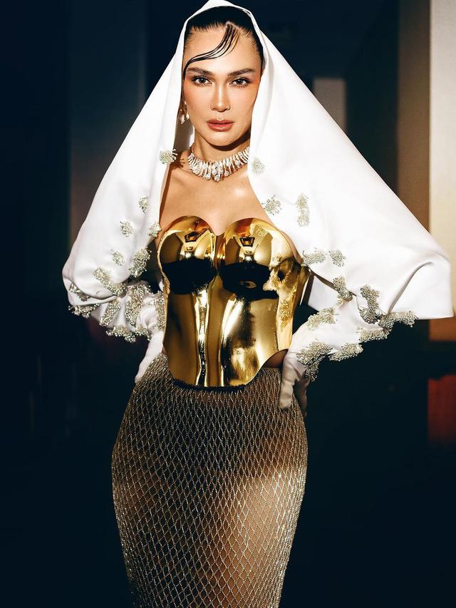 7 Potret Luna Maya di Gala Premier Film Suzzanna Ini Tampil Menawan