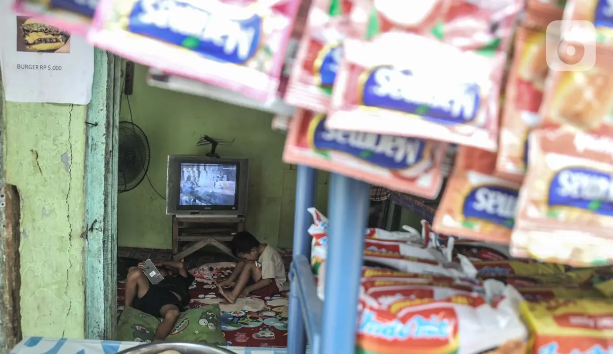 Aktivitas anak-anak di salah satu rumah kawasan perkampungan kumuh Semper, Cilincing, Jakarta, Selasa (12/10/2021). Data Badan Pusat Statistik (BPS) Provinsi DKI Jakarta per September 2021 mencatat, jumlah penduduk miskin di Ibu Kota mencapai 362 ribu jiwa. (merdeka.com/Iqbal S. Nugroho)