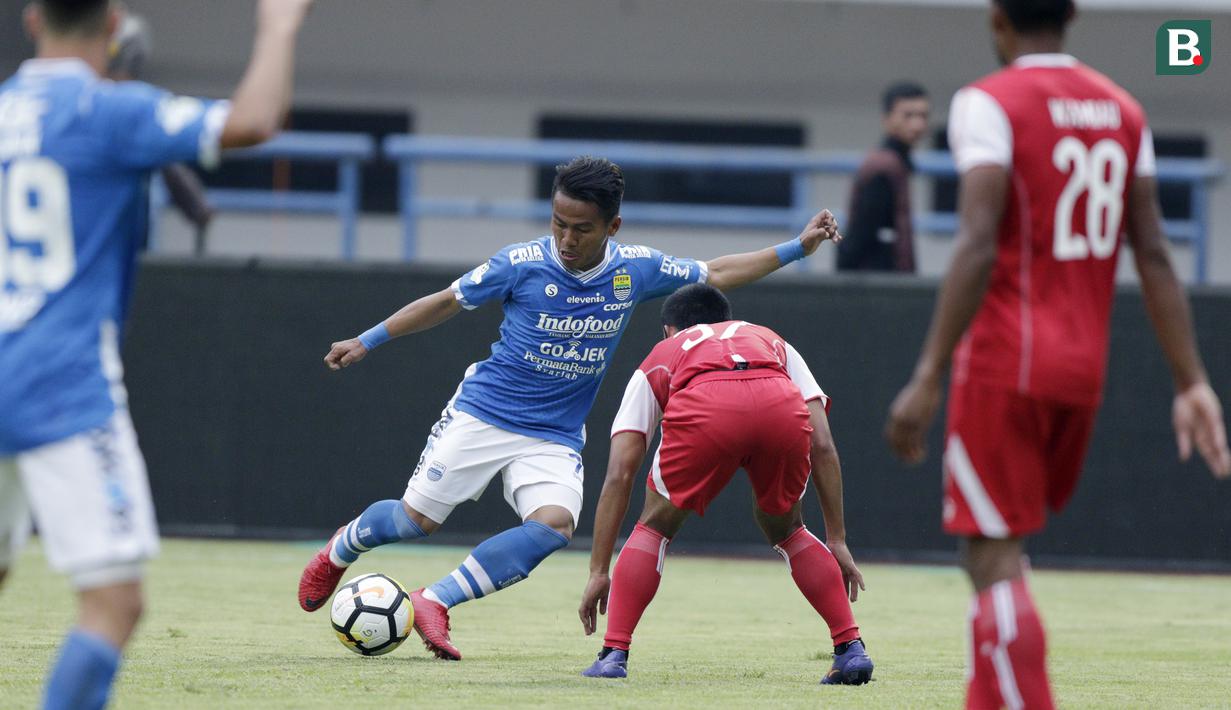 Gelandang Persib Bandung, Ghozali Siregar, saat melawan Arema FC pada laga Liga 1 di Stadion GBLA, Jawa Barat, Kamis (13/9/2018). Persib menang 2-0 atas Arema FC. (Bola.com/M Iqbal Ichsan)