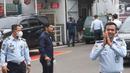 Petugas Lembaga Pemasyarakatan (Lapas) berjaga di depan gerbang untuk pengamanan pemindahan terpidana kasus pembunuhan berencana terhadap Nofriyansyah Yosua Hutabarat di Lapas Kelas II A Salemba, Jakarta, Senin (27/2/2023). Pemindahan Bharada Eliezer dalam rangka menjalani eksekusi atas putusan Majelis Hakim Pengadilan Negeri Jakarta Selatan dengan pidana penjara selama satu tahun enam bulan. (Liputan6.com/Herman Zakharia)