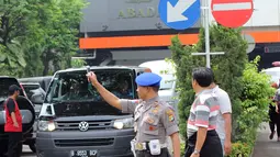 Pemberangkatan jenazah Duo Bali Nine ke Bandara Soekarno-Hatta dari Rumah Persemayaman Abadi, Jakarta, Jumat (1/5/2015).  Keduanya akan diberangkatkan ke Australia menggunakan pesawat Qantas Airways. (Liputan6.com/Helmi Afandi)